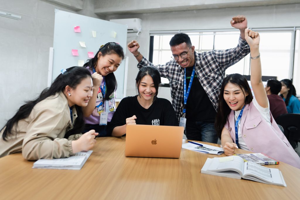 Kompak Creative | Orang sedang meeting